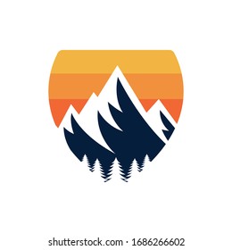 Ilustración vectorial del logotipo de montaña. Diseño de placa de montaña vectorial diseño. Diseño del logo de las Montañas de moda, plantilla de ilustración vectorial para Aventura al Aire Libre.