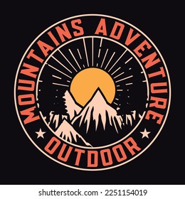 Montaña, Al Aire Libre, Parche De Aventura Parche De Afiche Etiqueta Vector Ilustración Pegatina De Insignia Retro Vintage Y Diseño De Camisetas