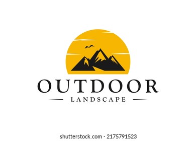 Diseño del logo de la puesta de sol en la montaña al aire libre camping de senderismo