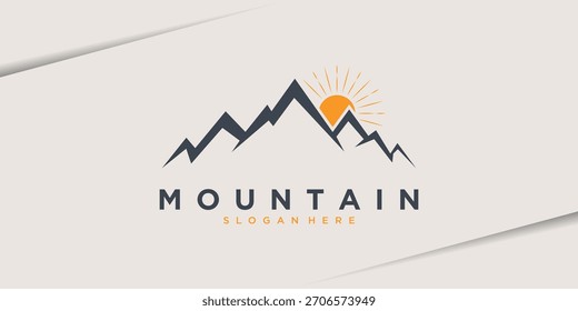 Projeto do logotipo do pico da montanha com raios de sol nascentes