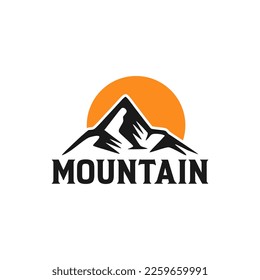 pico de montaña con símbolo de fondo solar o lunar vector
