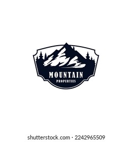 logotipo de propiedades de montaña. emblemas de viaje de montaña. Emblemas de aventura al aire libre de camping, insignias y parches de logotipo. Turismo de montaña, senderismo. Etiquetas de los campamentos forestales en estilo vintage