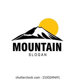silueta de montaña con diseño vectorial del logotipo de puesta de sol
