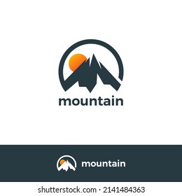 Gebirge und Sonnenlogo, Vektorvorlage.  Flacher Berg im Kreis Vektor Logo Design-Element