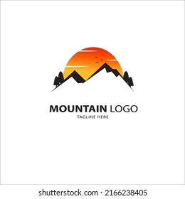 Logo für Abenteuer-Stil mit Blick auf Berge und Sonnenuntergang.