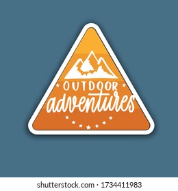 emblema de los viajes de montaña. Emblema de aventura al aire libre de camping, placa y parche de logotipo.