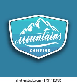 emblema de los viajes de montaña. Emblema de aventura al aire libre de camping, placa y parche de logotipo.