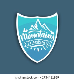 emblema de los viajes de montaña. Emblema de aventura al aire libre de camping, placa y parche de logotipo.