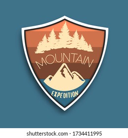 emblema de los viajes de montaña. Emblema de aventura al aire libre de camping, placa y parche de logotipo.