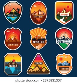 Emblemas de viajes de montaña.  Camping al aire libre, emblemas de aventura, insignias y logotipo.  Senderismo, diseño de insignias de emblema de las montañas. Logo de montaña y diseño de pegatinas.