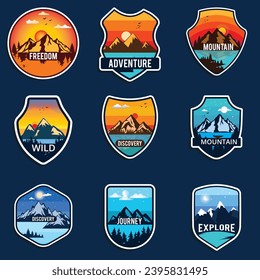 Gebirgsreisembleme gesetzt.  Camping im Freien, Abenteuerzeichen, Abzeichen und Logo.  Wandern, Gebirgsschildkröten-Design. Berglogo und Aufkleber-Design.
