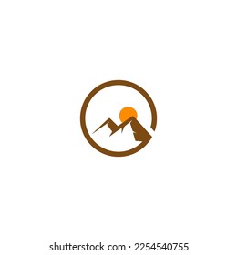 diseño del logotipo del vector de montaña. Un escalador de montaña.