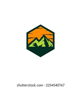 diseño del logotipo del vector de montaña. Un escalador de montaña.