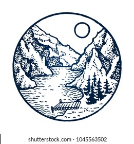 Bergvintage-Emblem. Sonne, Tannenwald, Bäume, Liegeplatz, Moorage, Schlangenfluss oder See. Aktivitäten im Freien, Tourismus. Handgezeichnete Illustration. Vektorkreis einzeln auf weißem Hintergrund.