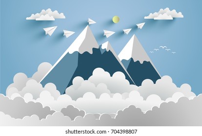 Berge und Wolken sowie Papierflugzeuge mit Papier- und Kunsthandwerksdesigns