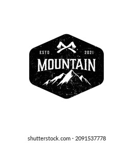 Montañas y placa de vector negro forestal, etiqueta, emblema o logotipo aislados sobre fondo blanco con textura de grunge extraíble