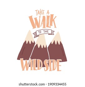 Montañas y composición de letras aisladas sobre fondo blanco. Viaje a los Alpes y excursionismo. Dé Un Paseo A La Inscripción manuscrita Del Lado Salvaje. Ilustración vectorial gráfica plana de color