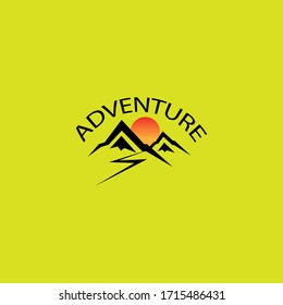 Ilustración vectorial del logotipo de las montañas. Expedición de aventura al aire libre, pantalones de silueta de montaña, sello de impresión. Tipografía de época