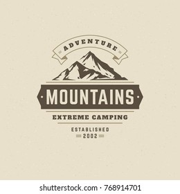 Ilustración vectorial del logotipo de las montañas. Expedición de aventura al aire libre, camisa de silueta de montaña, sello de impresión. Diseño de placa de tipografía de época.