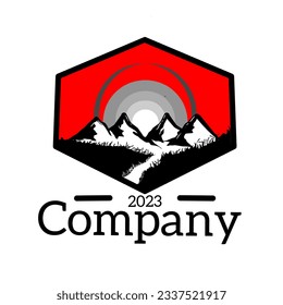 Logo o icono de cuatro montañas e ilustración de la luz solar. Mano dibujada sobre fondo blanco