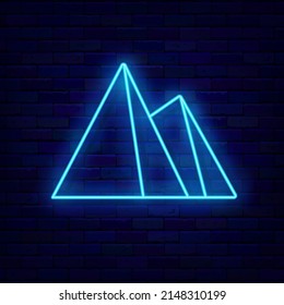 Berge neonsymbol. Sommerkonzept. Minimale Pyramide. Reisen und Wandern. Nachtlichtsignal. Äußerer Leuchteffekt-Banner. Bearbeitbarer Strich. Vektorgrafik