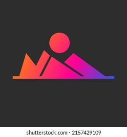 Gebirge und Sonnensymbol. Vektorgrafik, Touristensymbol. Abstraktes Hill-Zeichen