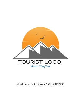 Las montañas y el sol. Plantilla vectorial para un logotipo, emblema o pegatina, aislada en un fondo blanco. Estilo plano.