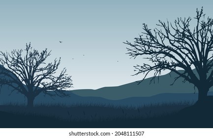 Las montañas ofrecen vistas a la silueta de árboles secos estéticos por la mañana desde las afueras de la ciudad. Ilustración vectorial de una ciudad
