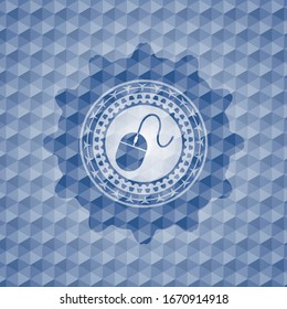 icono del ratón dentro del emblema azul con fondo de patrón geométrico.