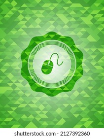 icono del ratón dentro del emblema verde con fondo de estilo ecológico mosaico. 