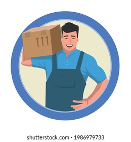 Un motriz con una camiseta azul y un overol con una caja en las manos se para y sonríe. Servicio de repartidor de Front View. Un repartidor con ropa de trabajo se para al lado de cajas de cartón. Caricatura de diseño plano.