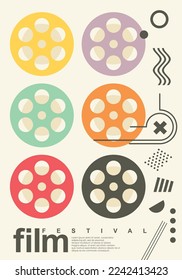 Plantilla de afiches del festival de cine con coloridos rollos de película. Anuncio de evento de cine. Diseño de volante vectorial para el festival de cine.
