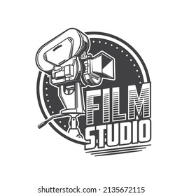 Icono de estudio de películas con cámara retro o video de cine, signo vectorial. Emblema de estudio de cinematografía y producción de vídeo con cámara de cine clásica antigua o equipo de fotografía en movimiento