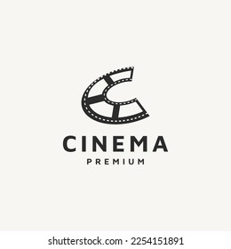 diseño de logotipo de producción cinematográfica con letra inicial C e icono de cinta cinematográfica para cine o inicial creativa