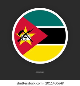 Bandera del círculo de Mozambique con borde blanco sobre fondo gris oscuro. Bandera del botón de Mozambique aislada en un fondo apenas oscuro.