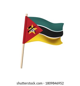 Bandera de Mozambique. Libro, azada y arma sobre triángulo rojo y franjas horizontales verdes, negras y amarillas con un borde blanco. Ilustración del vector