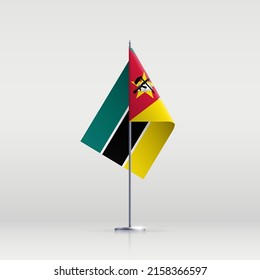 Mosambik Flaggenstaatsymbol einzeln auf nationalem Hintergrund. Grußkartennummer Nationaler Unabhängigkeitstag der Republik Mosambik. Illustrationsbanner mit realistischer Staatsflagge.
