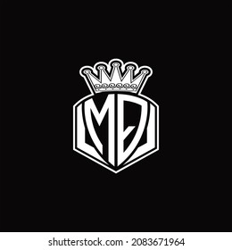 Monograma de logotipo MQ con forma de emblema de lujo y plantilla de diseño de corona sobre fondo negro