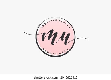 Logo de escritura a mano MU con la firma de vector de plantilla de círculo, boda, moda, floral y botánica con plantilla creativa.