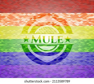 Mule sobre fondo de mosaico con los colores de la bandera LGBT. 