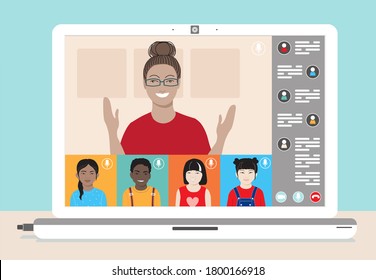 Clase multiétnica de niños pequeños aprenden en línea a distancia usando la aplicación web. Escolares y profesora en clase, chat, pantalla de ordenador portátil.  Educación a distancia escolar durante la pandemia del coronavirus covid-19.