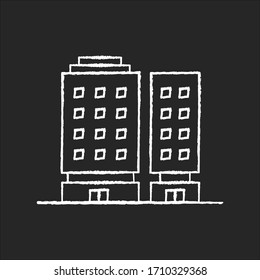 Icono blanco de tiza complejo de apartamentos múltiples sobre fondo negro. Edificio de varios pisos. Entrada del hotel. Exterior del albergue. Construcción de varias plantas en la ciudad. Ilustración aislada de cartón vectorial