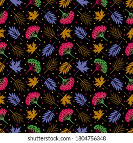 Nahtloses mehrfarbiges Muster mit Herbstblättern aus Ahornholz, Ahornblättern, Viburnumbeeren auf dunklem Hintergrund. Wiederholen Sie das botanische Muster. Vektorgrafik.