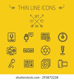 Multimedia Thin Line Icon Set für Web und Mobile. Set include- für die Aufnahme nur Zeichen, Mikrofon, Zeitung, Newscaster, Casette Player Symbole. Modernes minimalistisches Flachdesign. Vektor-Dunkelgrausymbol