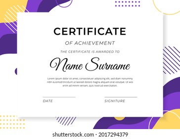 Plantilla de certificado с de logro multipropósito con fondo amarillo ondulado y violeta. Certificado horizontal moderno y limpio para recompensas. Diploma geométrico vectorial para impresión y digital
