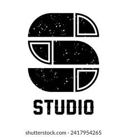 Letra de estilo retro multipropósito de la plantilla de diseño del logotipo de iconos de silueta S. Grunge textura. Logo negro de Studio. Ilustración vectorial con fondo blanco.