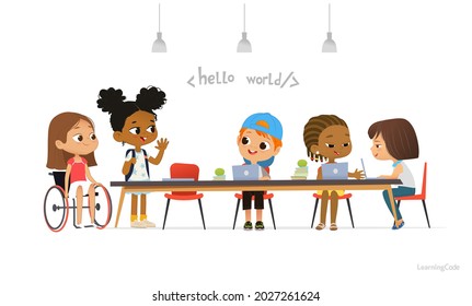 Niños multirraciales sentados en laptops y aprendiendo codificación durante clases de informática. Niños saludando a una recién llegada en silla de ruedas. El concepto de educación escolar inclusiva. Ilustración del sitio web