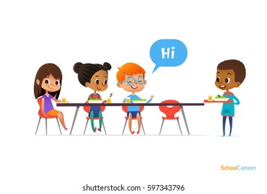 Niños multirraciales sentados en la mesa en el comedor escolar y saludando a un recién llegado sosteniendo una bandeja con comida. Concepto de relaciones infantiles. Ilustración vectorial para banner, sitio web, afiche, anuncio.