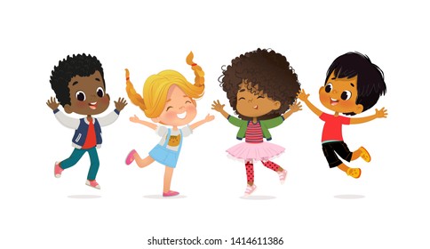 Niños de escuelas multirraciales. Niños y niñas juegan juntos y saltan alegremente. Los niños juegan en el césped. El concepto es momentos divertidos y vibrantes de la infancia. Ilustraciones vectoriales
