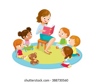 Kinderpflegelehrer, der Kindern in einem Kindergarten-Klassenzimmer in der Grundschule, Vorschule, zu Hause Buch liest. Bücher für Kinder lesen. Babysitting. Kinder hören Lehrer.